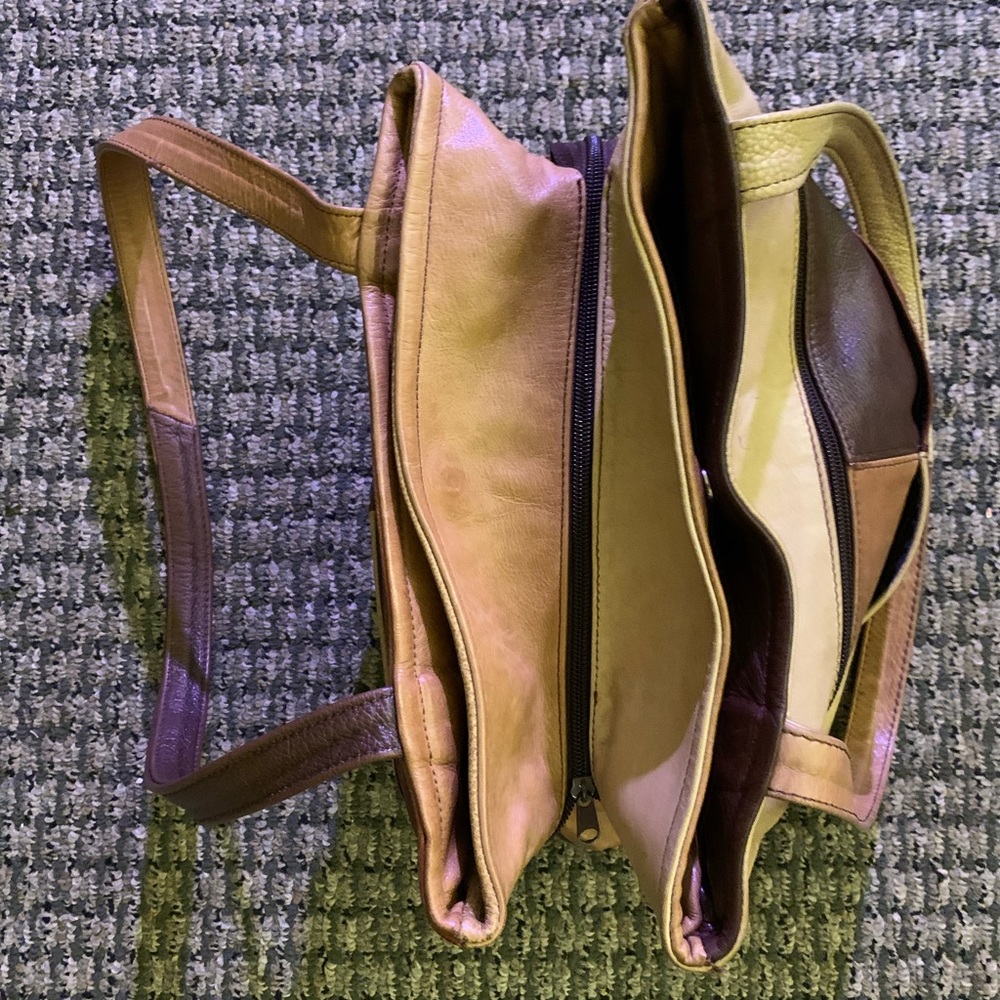 ALL LEATHER HANDBAG.  LOTS OF ROOM INSIDE. - Picture 4 of 5